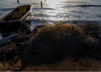 Fotografía de redes de un pescador en el muelle de una playa contaminada con petróleo en el sector R1 de Cabimas, estado Zulia (Venezuela), en una fotografía de archivo. EFE/Miguel Gutiérrez