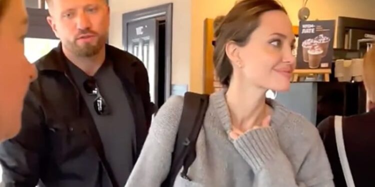 Angelina Jolie de visita en Lviv. Foto captura de video.