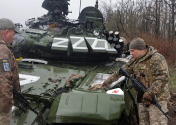 Ukrainian service members inspect a damaged Russian tank T-72 BV, as Russia's attack on Ukraine continues, in Donetsk region, Ukraine April 13, 2022.  REUTERS/Serhii Nuzhnenko