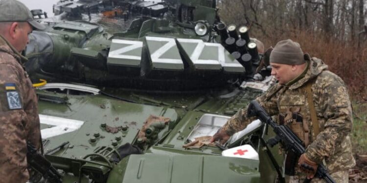 Ukrainian service members inspect a damaged Russian tank T-72 BV, as Russia's attack on Ukraine continues, in Donetsk region, Ukraine April 13, 2022.  REUTERS/Serhii Nuzhnenko
