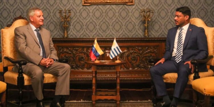 El canciller uruguayo, Francisco Bustillo y encargado de negocios de la Embajada de Uruguay en Venezuela, Carlos Betancourt. Foto Cancillería.