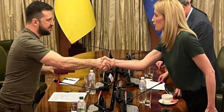 La presidenta del Parlamento Europeo, Roberta Metsola y el Presidente de Ucrania, Volodomyr Zelensky. Foto @EP_President