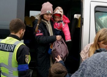 Los evacuados de Berdyansk y algunos de Mariupol reciben ayuda cuando llegan al centro de registro en Zaporiyia, Ucrania, el 1 de abril. (Emre Caylak .AFP. Getty Images)