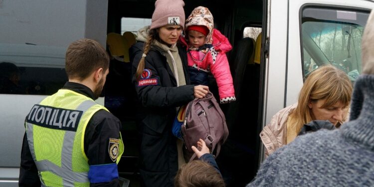 Los evacuados de Berdyansk y algunos de Mariupol reciben ayuda cuando llegan al centro de registro en Zaporiyia, Ucrania, el 1 de abril. (Emre Caylak .AFP. Getty Images)