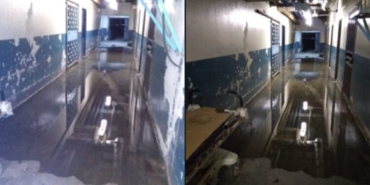 Los pasillos de la morgue del Hospital Universitario de Caracas. Foto @MonitorSaludVE