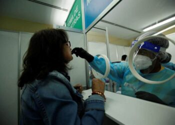 Personal médico realiza pruebas para detectar la covid-19 en la Ciudad de Panamá, en una fotografía de archivo. EFE/Bienvenido Velasco