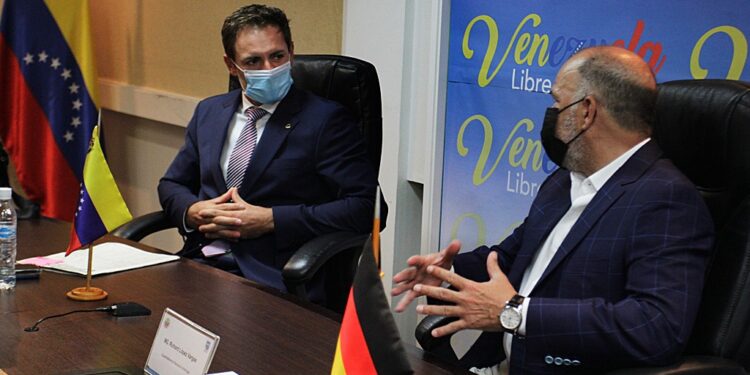 Richar López Vargas y el Comandante Erik Linden, Oficial de Enlace de la Oficina Federal de Policía Criminal de la embajada de la República Federal de Alemania. Foto @LopezvargasR