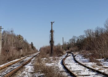 Un ferrocarril abandonado en la zona de Chernobyl cerca del cruce fronterizo entre Ucrania y Bielorrusia el 13 de febrero de 2022. Imagen de archivo. (Crédito Chris McGrath. Getty Images)