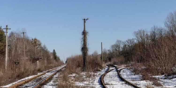 Un ferrocarril abandonado en la zona de Chernobyl cerca del cruce fronterizo entre Ucrania y Bielorrusia el 13 de febrero de 2022. Imagen de archivo. (Crédito Chris McGrath. Getty Images)