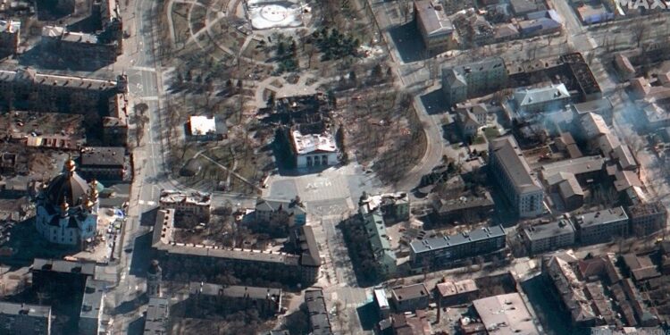 Una imagen satelital muestra las secuelas de un ataque aéreo en el teatro Mariúpol Drama e el 19 de marzo. (Maxar Technologies.AP)