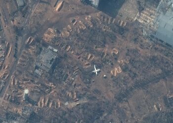 Una imagen satelital muestra revestimientos vacíos en el aeropuerto Antonov en Hostomel, Ucrania, el 31 de marzo. (Maxar Technologies. Reuters)