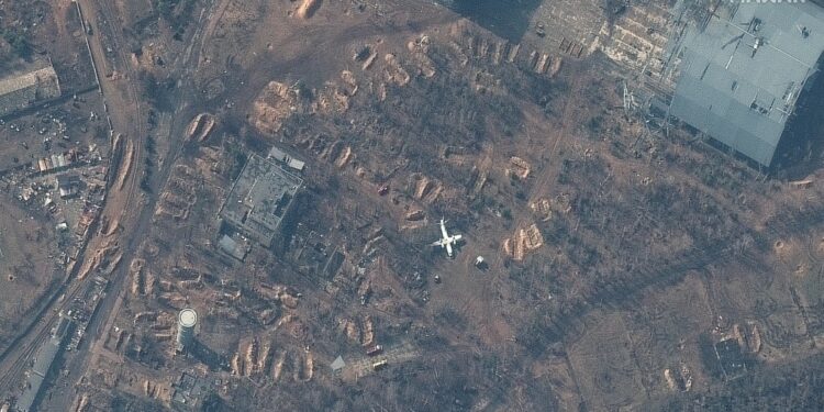 Una imagen satelital muestra revestimientos vacíos en el aeropuerto Antonov en Hostomel, Ucrania, el 31 de marzo. (Maxar Technologies. Reuters)
