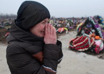 Una mujer llora al ver la destrucción a su alrededor en Mariúpol. Foto REUTERS. Maksim Levin.
