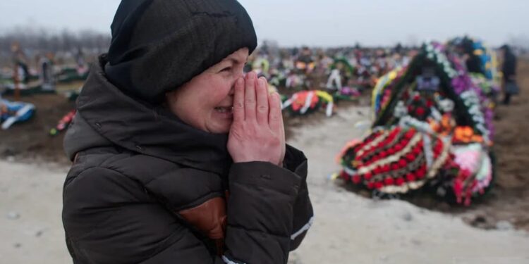 Una mujer llora al ver la destrucción a su alrededor en Mariúpol. Foto REUTERS. Maksim Levin.
