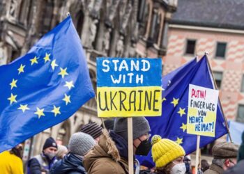 16/04/2022 Banderas de Unión Europea y Ucrania.  El presidente ucraniano, Volodimir Zelenski, ha asegurado este viernes que el cuestionario para que Ucrania reciba el estatus de candidato a formar parte de la Unión Europea está "casi completo".  POLITICA 
SACHELLE BABBAR / ZUMA PRESS / CONTACTOPHOTO