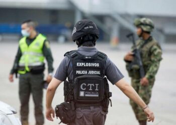 Un oficial de la policía revisa la escena del crimen luego de un atentado con dos explosivos en el aeropuerto de Cúcuta, Colombia. December 14, 2021. REUTERS/Stringer NO RESALES. NO ARCHIVES