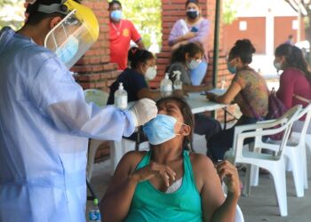 Una persona se realiza una prueba PCR o antígeno nasal, en Santa Cruz (Bolivia), en una fotografía de archivo. EFE/Juan Carlos Torrejon