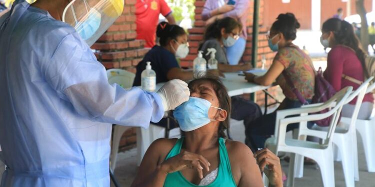 Una persona se realiza una prueba PCR o antígeno nasal, en Santa Cruz (Bolivia), en una fotografía de archivo. EFE/Juan Carlos Torrejon
