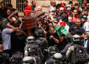 El funeral de la asesinada periodista palestina Shireen Abu Akleh. Foto agencias.