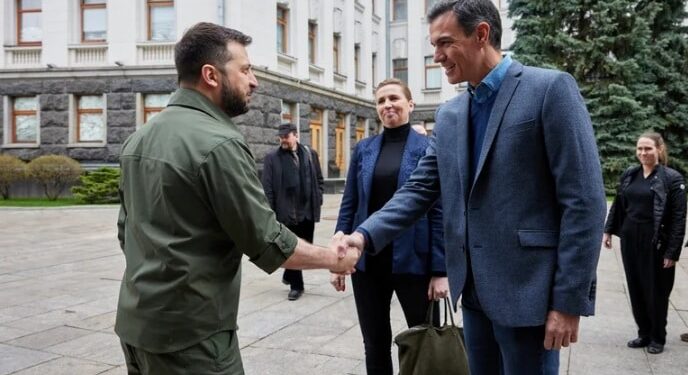 El presidente de Ucrania, Volodymyr Zelensky, recibió a, Pedro Sánchez, y a la primera ministra danesa, Mette Frederiksen, en medio de la invasión rusa de Ucrania, en Kiev, Ucrania, el 21 de abril.