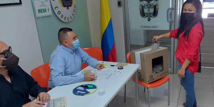 Elecciones presidenciales Colombia, votación en el exterior. Foto @CancilleriaCol