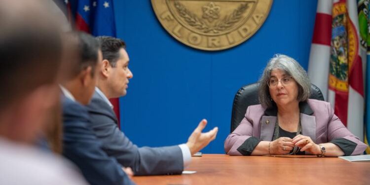 Embajador Vecchio sostuvo reunión con alcaldes de Florida. Foto Prensa.