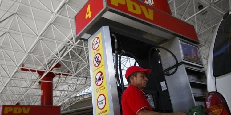 Una gasolinera de PDVSA operando en Caracas. REUTERS/Carlos Garcia Rawlins