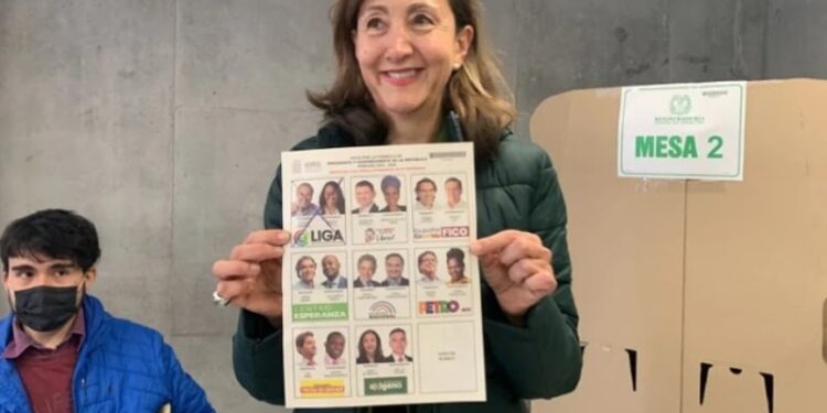 Ingrid Betancourt ejerce su derecho al voto durante la jornada electoral en Colombia del domingo 29 de mayo de 2022. Foto agencias.