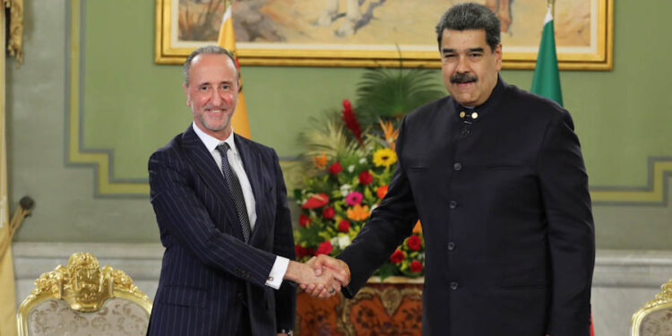 Nicolás Maduro y el embajador designado de Portuguesa en Venezuela, Joáo Pedro de Vasconcelos Fins Do Lago. Foto @PresidencialVen