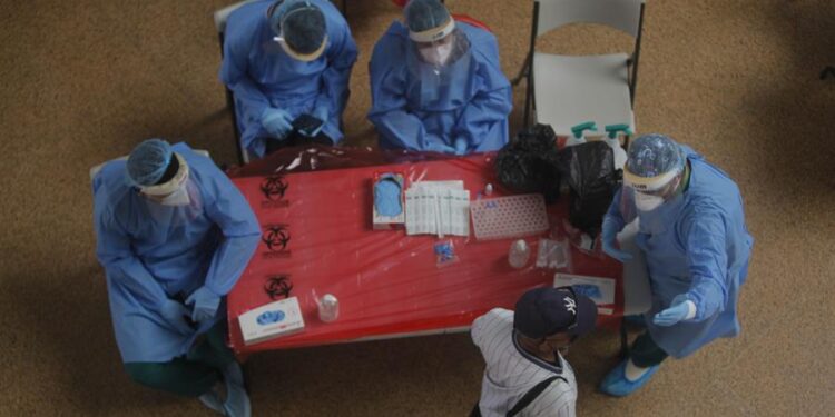 Personal de salud se prepara para realizar pruebas para detectar la covid-19 en la estación de transporte de albrook, en Ciudad de Panamá, en una fotografía de archivo. EFE/Carlos Lemos