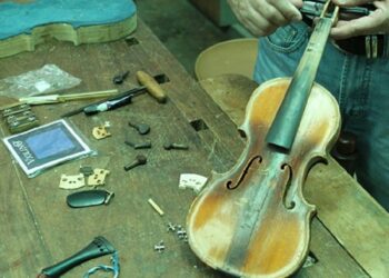 Reparación violín Venezuela. Foto de archivo.