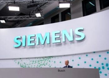 FOTO DE ARCHIVO: El CEO de Siemens, Roland Busch, bajo el logotipo de la empresa alemana durante la junta general de accionistas celebrada en Múnich, Alemania, el 10 de febrero de 2022. Sven Hoppe/Pool via REUTERS