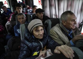 Gente sentada en un autobús durante una evcuación en Lyman, en la región de Donestk, en el este de Ucrania, el sábado 30 de abril de 2022. (AP Foto/Evgeniy Maloletka)