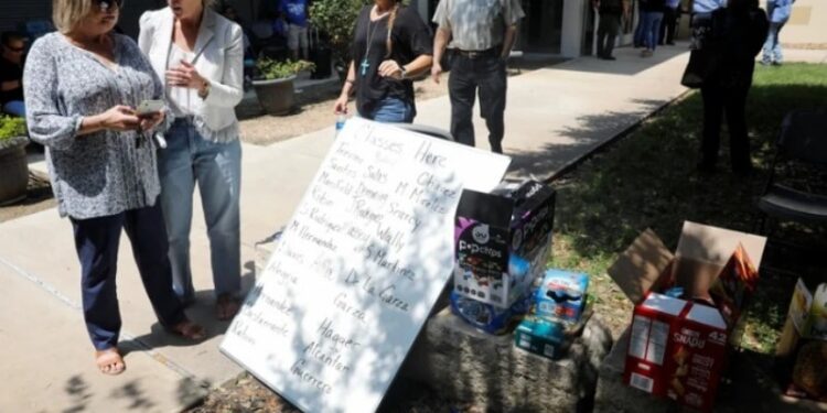 Un tablero con la lista de clases, maestros se exhibe fuera del Centro Cívico Ssgt Willie de Leon. REUTERS. Marco Bello