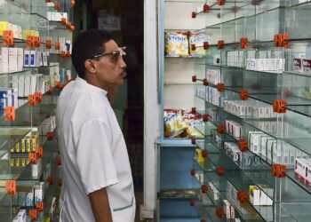 A worker of an empty pharmacy is pictured in Caracas on May 30, 2016.
The shortage of medicines in Venezuela exceeds 85%, revealed the president of the farmaceutical federation of Venezuela, Freddy Ceballos. / AFP PHOTO / RONALDO SCHEMIDT