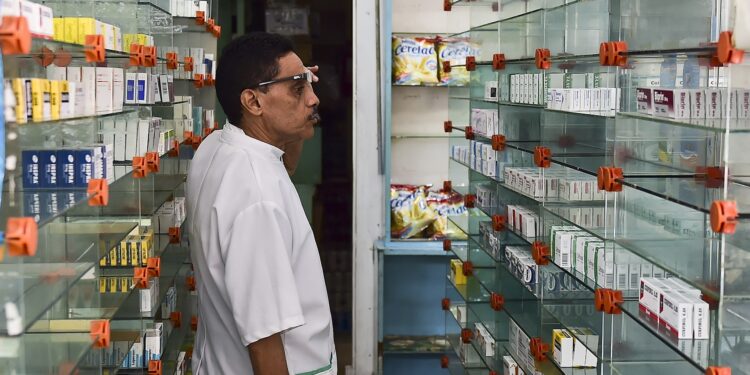 A worker of an empty pharmacy is pictured in Caracas on May 30, 2016.
The shortage of medicines in Venezuela exceeds 85%, revealed the president of the farmaceutical federation of Venezuela, Freddy Ceballos. / AFP PHOTO / RONALDO SCHEMIDT