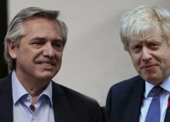Alberto Fernández y Boris Johnson. Foto Collage.