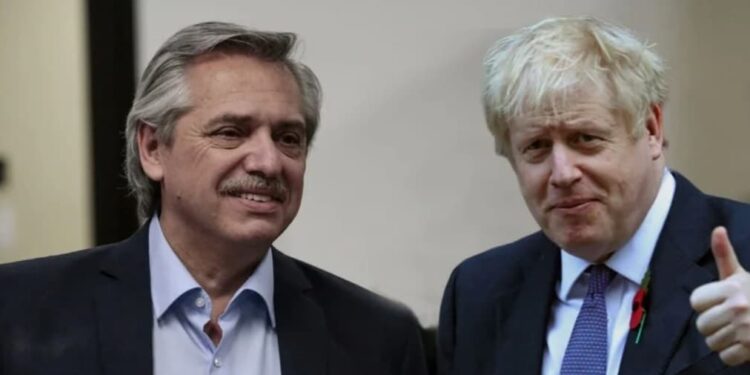 Alberto Fernández y Boris Johnson. Foto Collage.