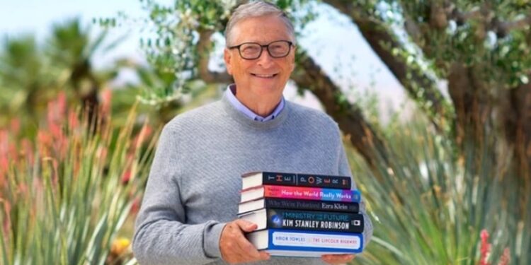 Bill Gates y los libros que recomienda. Foto GatesNotes.