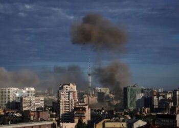 El humo se eleva después de un ataque con misiles, mientras el ataque de Rusia a Ucrania continúa, en Kyiv, Ucrania 26 de junio de 2022. REUTERS/Anna Voitenko
