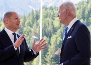 El canciller alemán, Olaf Scholz, con el presidente de EE.UU., Joe Biden, durante la cumbre del G-7. Fuente agencias.
