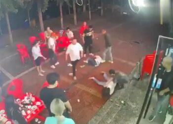 Un hombre ataca a una mujer en un restaurante en la ciudad nororiental de Tangshan, China, el 10 de junio de 2022, en esta captura de pantalla tomada de imágenes de vigilancia obtenidas por REUTERS el 12 de junio de 2022. Video obtenido por Reuters/a través de REUTERS