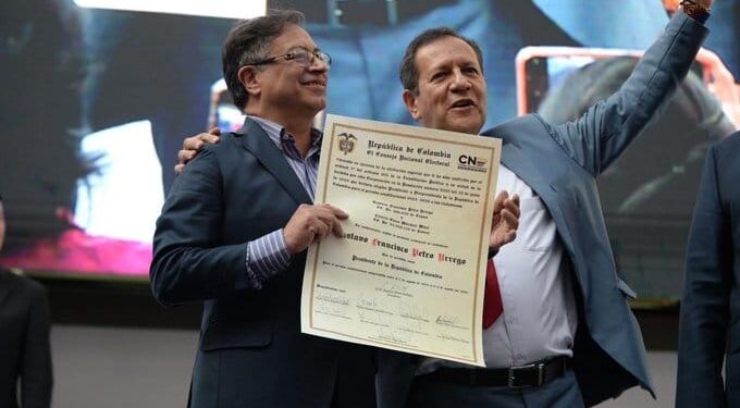 Gustavo Petro, credenciales, presidente de Colombia. Foto @cuestion_p