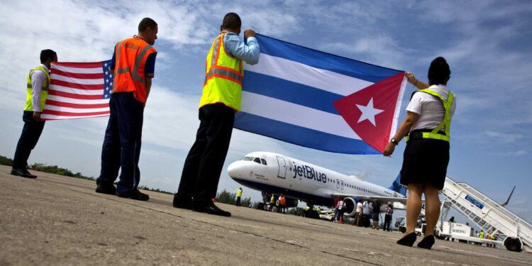 Trabajadores aeroportuarios reciben al vuelo JetBlue 387 _el primer vuelo comercial entre Estados Unidos y Cuba en más de medio siglo_ con una bandera de Estados Unidos y una bandera de Cuba, el miércoles 31 de agosto de 2015, en Santa Clara, Cuba. (AP Foto/Ramón Espinosa, archivo)