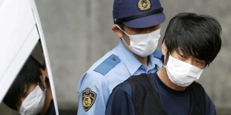 Tetsuya Yamagami confesó que había intentado crear una bomba. Durante el allanamiento a su residencia las autoridades confiscaron equipos rudimentarios, similares a los utilizados en el atentado al ex primer ministro.