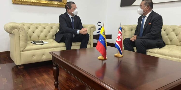 Canciller del régimen de Maduro Carlos Farias y el Embajdor de Corea del Norte, Ri Sung Gil. Foto @Cancilleria VE