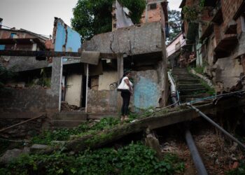 Casas frágiles. Venezuela. Foto EFE Rayner Peña R