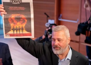 Dmitry Muratov sostiene un ejemplar de su periódico Novaya Gazeta. Foto Reuters