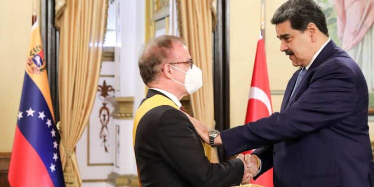 El Embajador de la República de Turquía en Venezuela y Nicolás Maduro. Foto @PresidencialVen