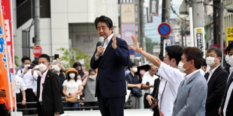 El ex primer ministro Shinzo Abe mientras hablaba en el mitin de la prefectura de Nara, pocos minutos antes de recibir los disparos mortales. The Asahi Shimbu. REUTERS.